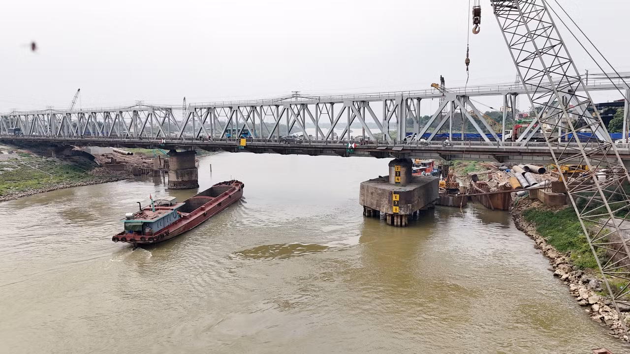 Hạng mục cầu đường bộ và đường dẫn gồm tuyến chính dài 700 m và nút giao hai đầu cầu; tim cầu cách tim cầu Đuống cũ khoảng 100 m về phía hạ lưu. Việc thi công xây dựng cầu mới song song với việc đảm bảo lưu thông an toàn cho tàu thuyền qua lại.