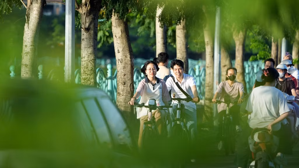 Hồ Tây là địa điểm lý tưởng để hít thở không khí trong lành và chụp hình check-in vào mỗi cuối chiều hè.
