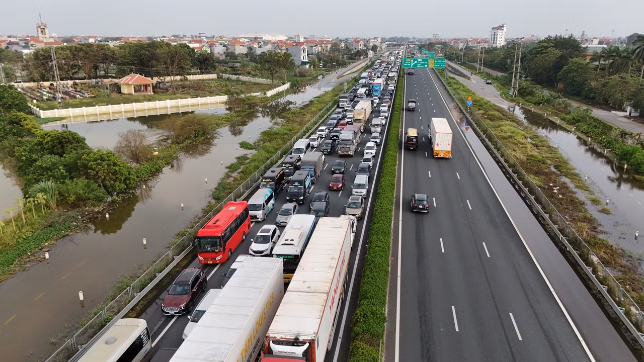 Hàng dài phương tiện nối đuôi nhau hướng về phía Hà Nội nhìn không có đoạn kết thúc.