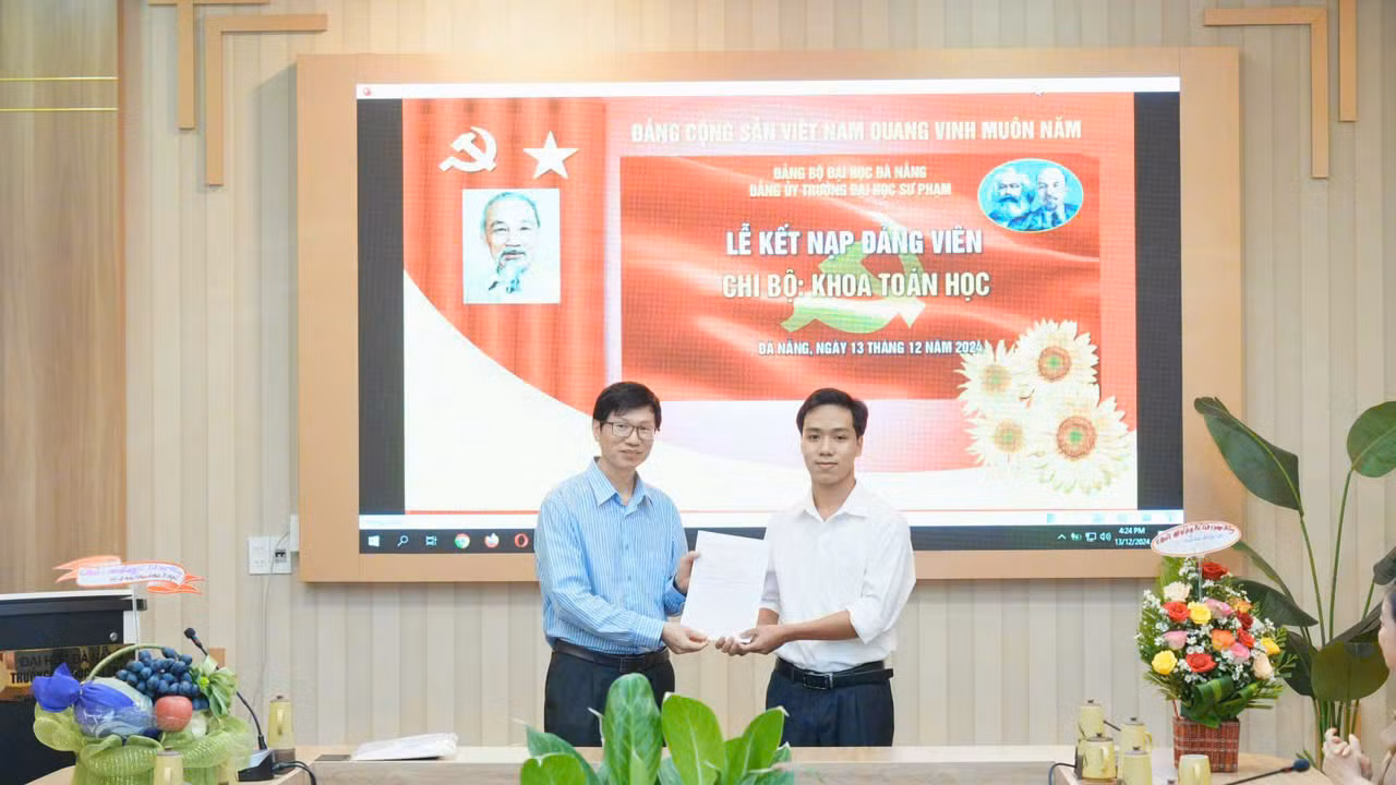 Hoàng Nhân (bên phải ảnh) nhận quyết định kết nạp Đảng đầu tháng 12 năm nay.