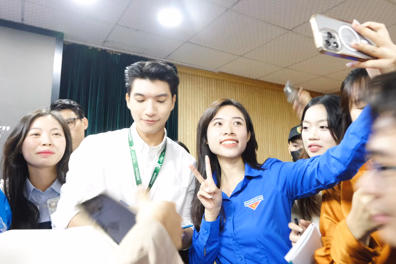 Các bạn đoàn viên, thanh niên giao lưu cùng rapper Hieuthuhai.