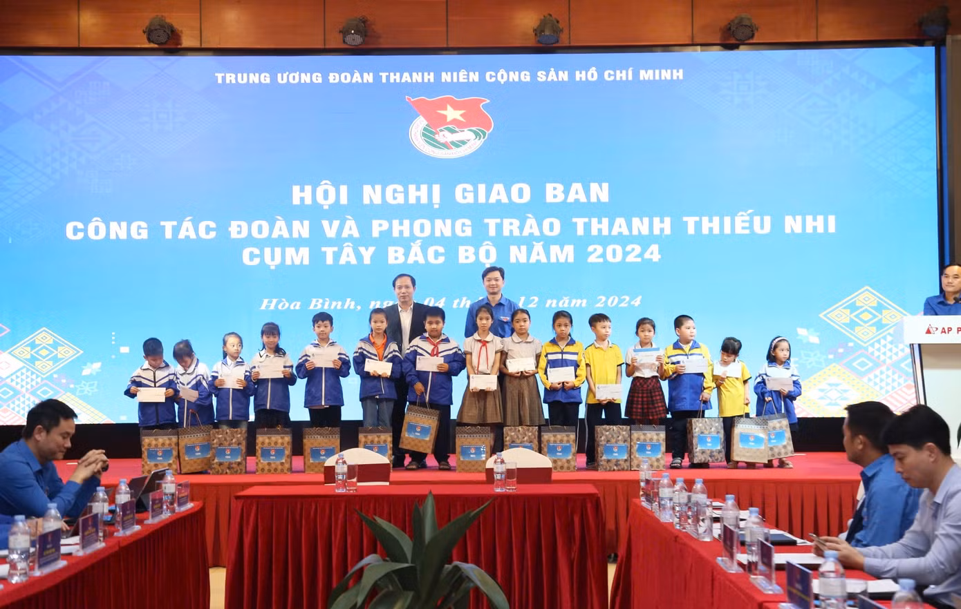 Anh Nguyễn Minh Triết tặng quà học sinh, thiếu nhi có hoàn cảnh khó khăn trong khuôn khổ hội nghị.