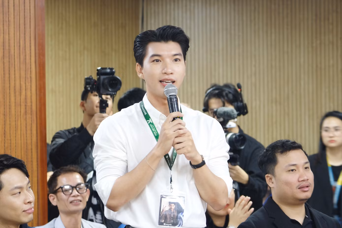 Rapper Trần Minh Hiếu (nghệ danh Hieuthuhai) mong muốn, trong thời gian tới, Trung ương Đoàn sẽ tiếp tục tạo điều kiện, tạo sân chơi, sân khấu để nhóm các nghệ sĩ của Anh trai say hi có thể giao lưu nhiều hơn với khán giả trẻ. Ảnh: Châu Linh