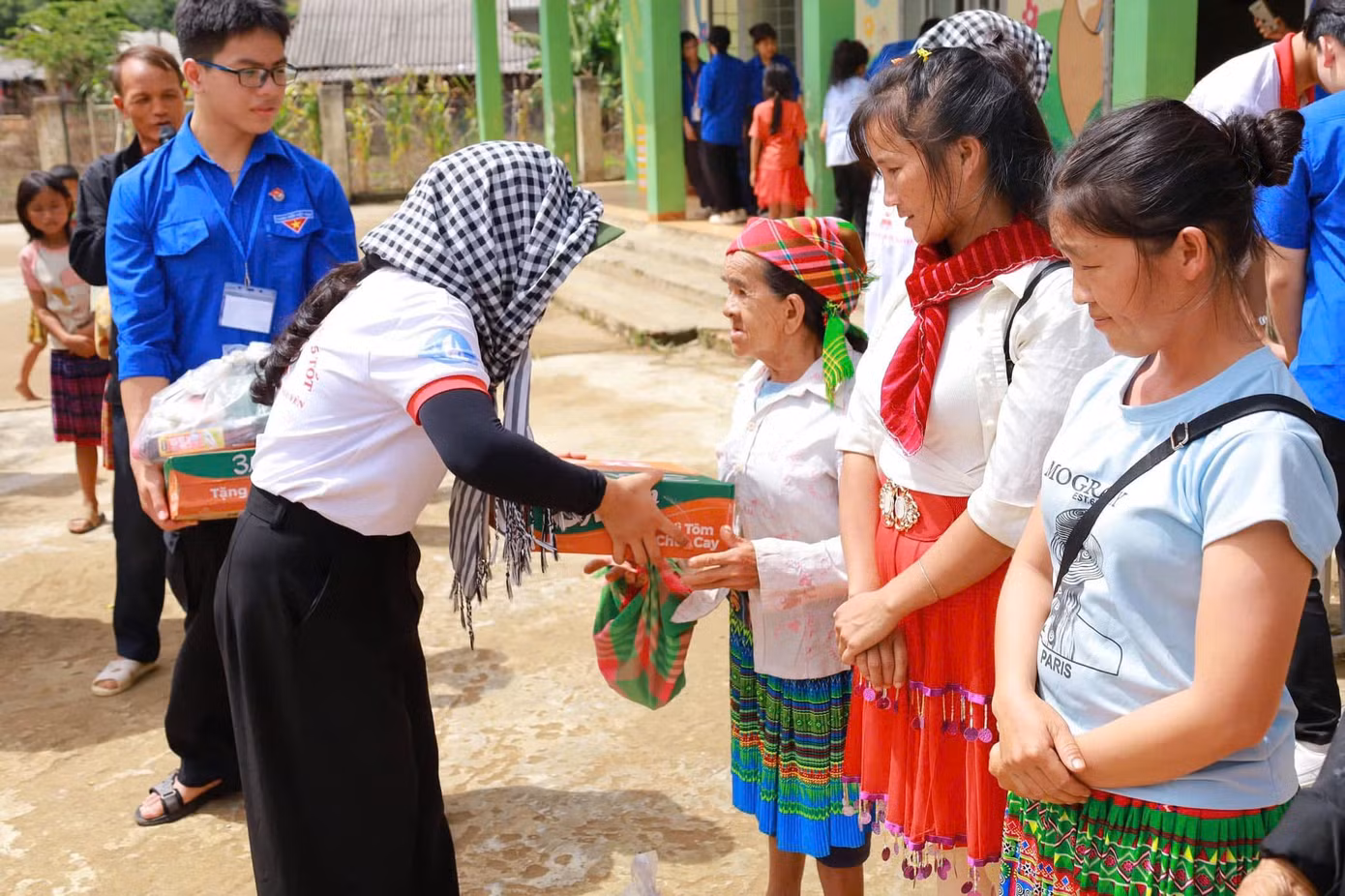 Diễm tích cực đi thiện nguyện ở những vùng khó khăn, dạy tiếng Anh cho các em thiếu nhi ở nhà thờ, các em nhỏ mồ côi và có hoàn cảnh đặc biệt khó khăn…