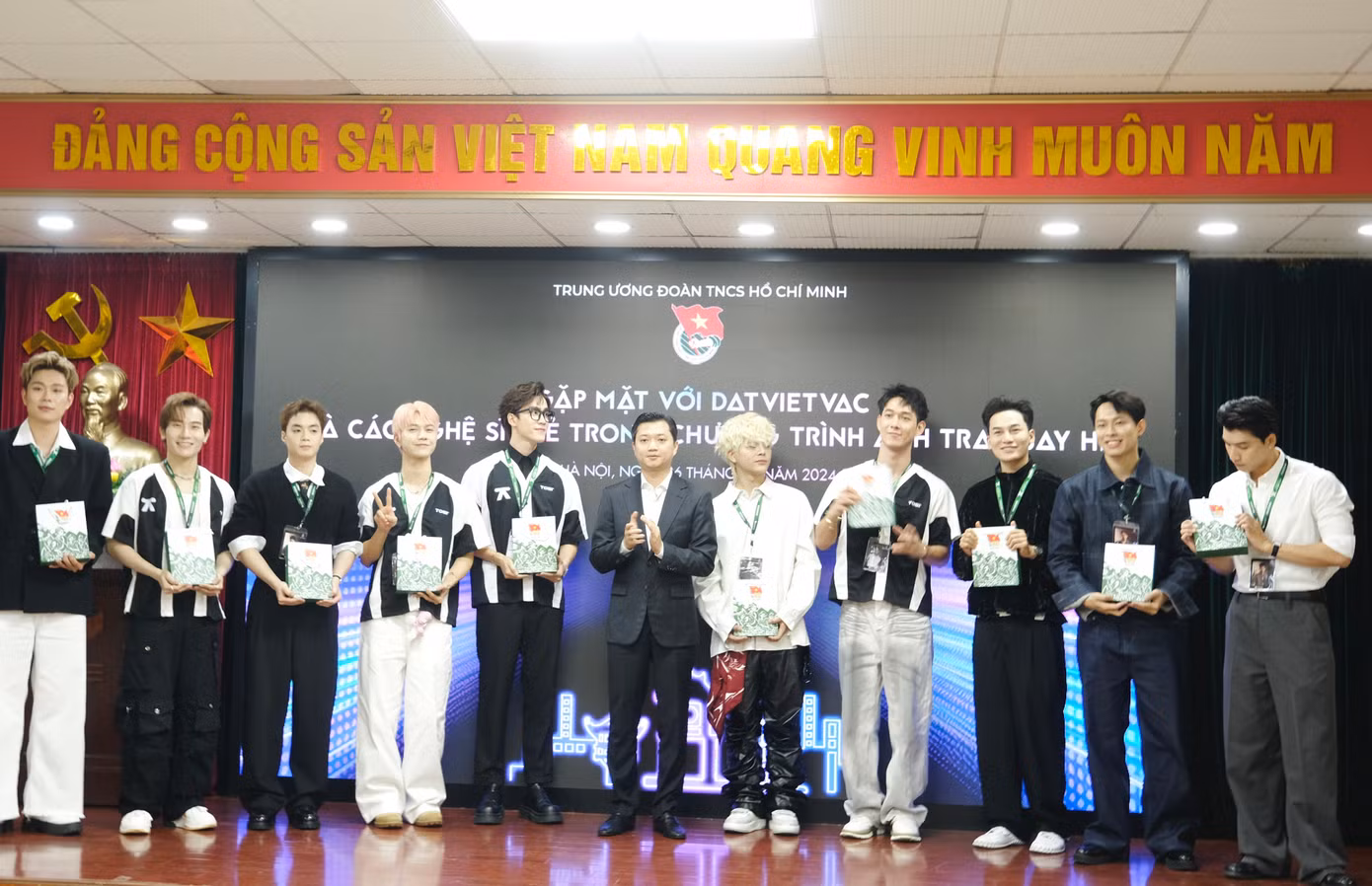 Anh Nguyễn Minh Triết - Bí thư Trung ương Đoàn, Chủ tịch T.Ư Hội SVVN tặng quà cho các nghệ sĩ trẻ tham gia chương trình Anh trai say hi.