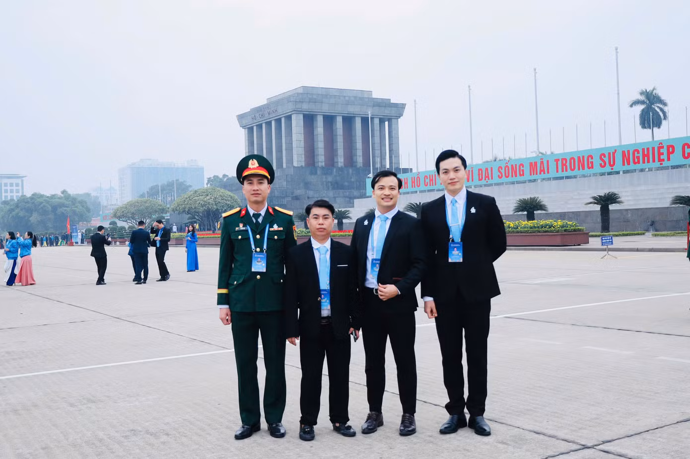 Anh Nguyễn Khắc Cường (thứ 2, từ trái sang) cùng các đại biểu tại Lăng Chủ tịch Hồ Chí Minh.