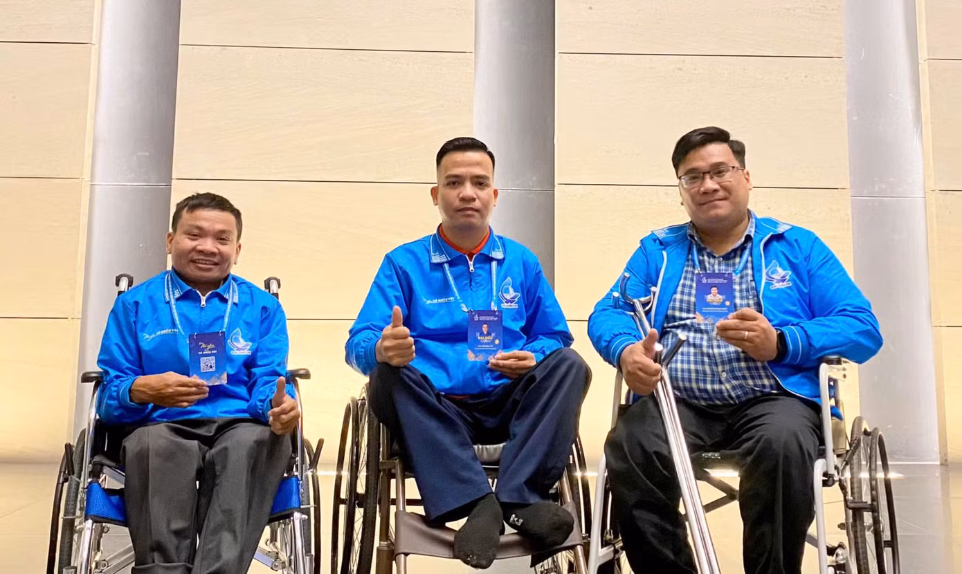 Anh Phạm Quang Khoát (ngoài cùng bên phải) - Chủ tịch Hội thanh niên khuyết tật TP Hà Nội.