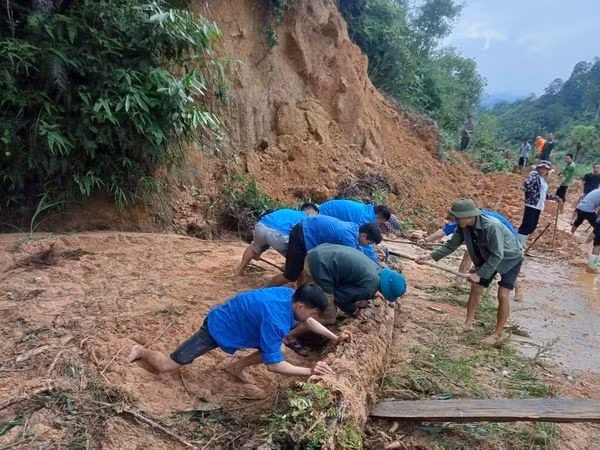 Đoàn viên, thanh niên triển khai các phần việc thiết thực, hỗ trợ khắc phục hậu quả do thiên tai tại xã Thuận Hòa và xã Thanh Thủy. Ảnh: Huyện Đoàn Vị Xuyên, tỉnh Hà Giang.