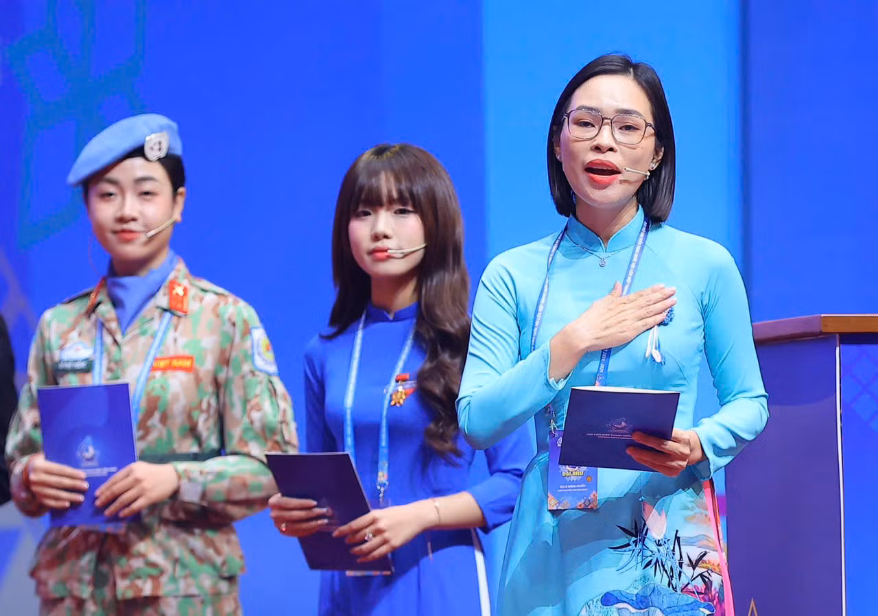 TS. Lê Mộng Huyền - Ủy viên Ủy ban Hội Liên hiệp thanh niên Việt Nam tỉnh Bình Định tham luận tại Đại hội.