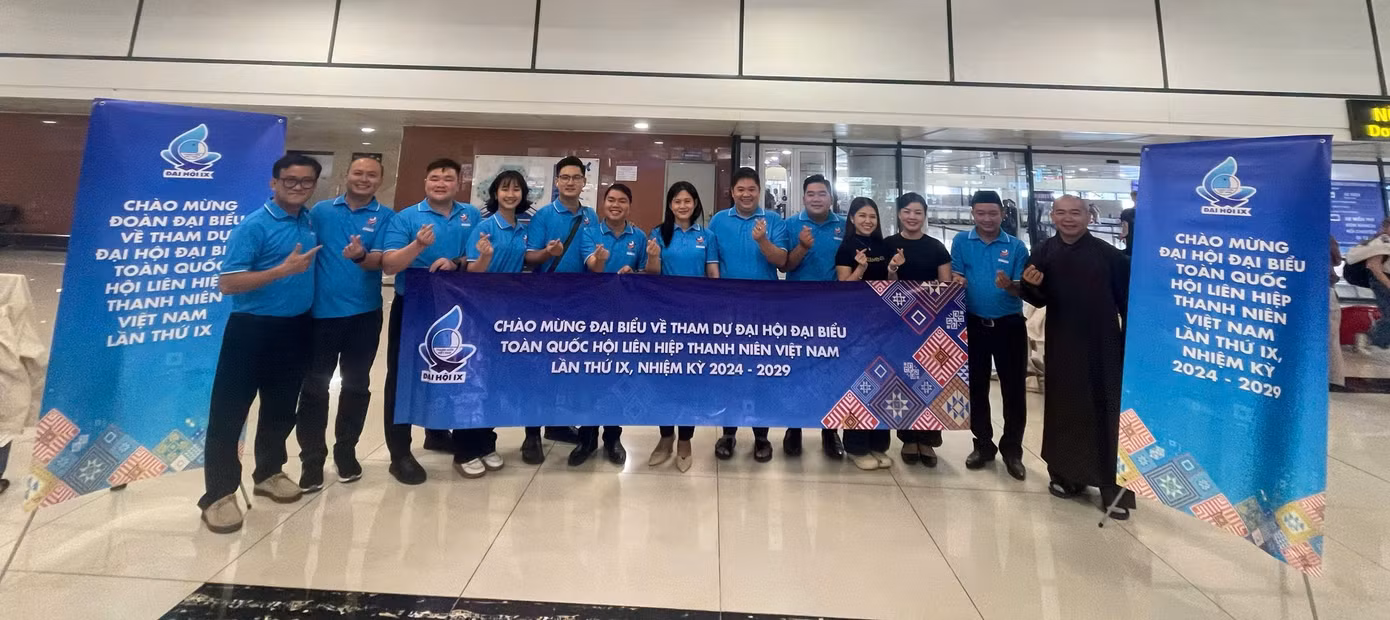 Các đại biểu khí thế hưởng ứng không khí Đại hội đại biểu toàn quốc Hội LHTN Việt Nam lần thứ IX, nhiệm kỳ 2024 – 2029 với khẩu hiệu hành động của Đại hội là “Thanh niên Việt Nam Yêu nước – Khát vọng – Đoàn kết –Tiên phong – Sáng tạo - Tự tin bước vào kỷ nguyên mới”.