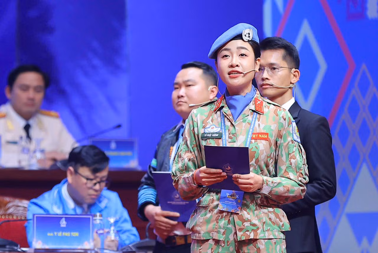 Đại úy Vũ Nhật Hương - Trợ lý Phòng Hợp tác Quốc tế, Cục Gìn giữ hoà bình Việt Nam tham luận tại Đại hội.