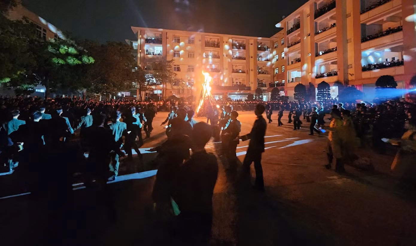Điểm nhấn của đêm dạ hội đó là hoạt cảnh đặc biệt mang tên “Câu chuyện của ánh sáng” trong không khí lửa trại với 5 vũ điệu sinh hoạt tập thể do các cán bộ, học viên dày công, hăng say luyện tập.