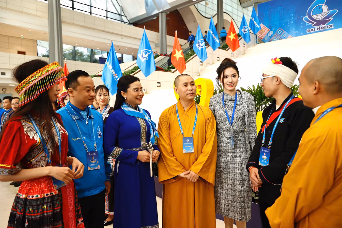 Chị Nguyễn Phạm Duy Trang - Bí thư T.Ư Đoàn, Chủ tịch Hội đồng Đội T.Ư cùng các đại biểu dân tộc tại Đại hội.
