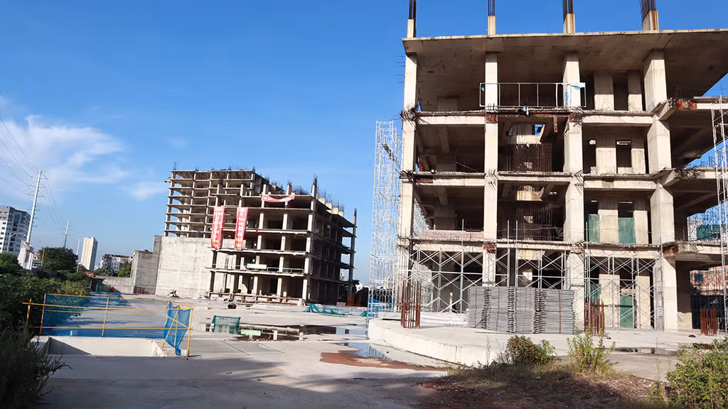 Dự án Usilk City do Công ty Cổ phần Sông Đà - Thăng Long làm chủ đầu tư bỏ hoang cả thập kỷ.