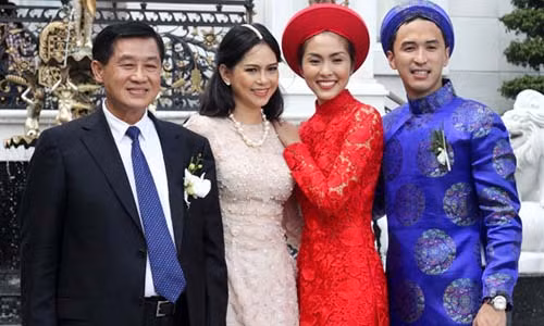 Vợ chồng Tăng Thanh Hà (phải) và bố mẹ chồng trong ngày cưới.