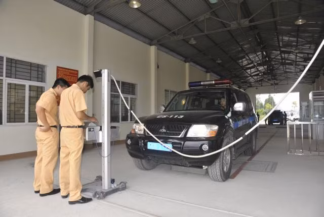 Lực lượng CSGT kiểm định xe ô tô. Ảnh minh họa.