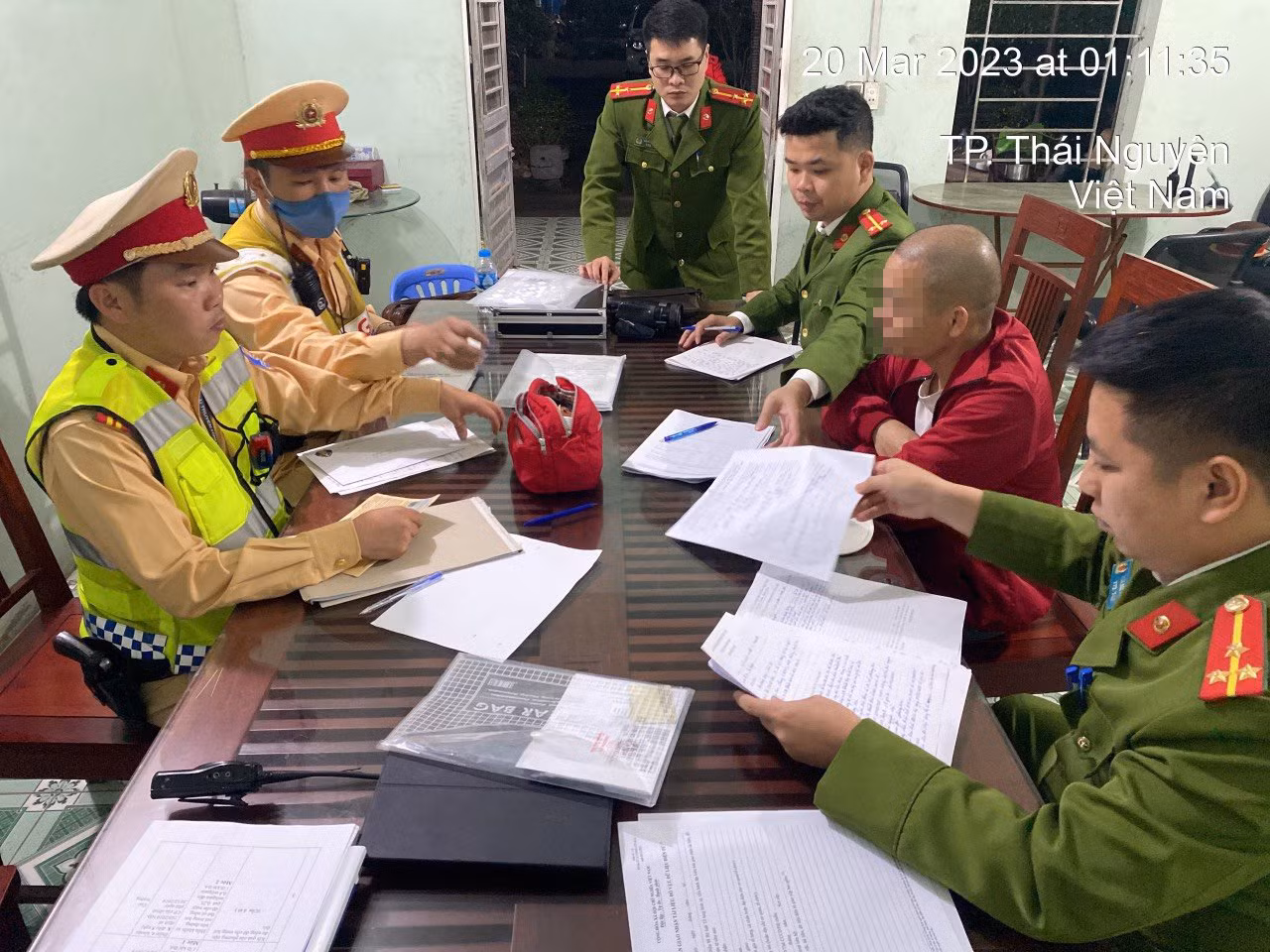 Lực lượng chức năng làm việc với tài xế C. Lực lượng chức năng làm việc với tài xế C.