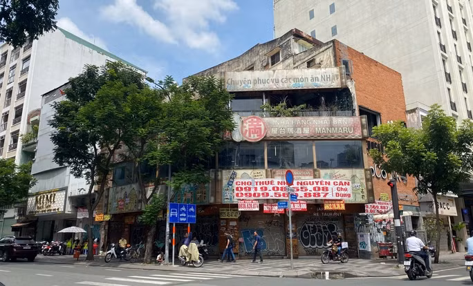 Tại ngã 3, giao tuyến đường Lý Tự Trọng và Trương Định, mặt bằng trên chưa tìm được khách thuê.Trao đổi với môi giới, mặt bằng này có diện tích khoảng 500m2 (ngang 20m dài 25m), 1 trệt 3 lầu có giá thuê 800 triệu đồng/tháng. Hợp đồng phải ký trên 5 năm. Mặt bằng này trước đây là một nhà hàng Nhật nhưng đã đóng cửa trong thời gian đại dịch bùng phát.