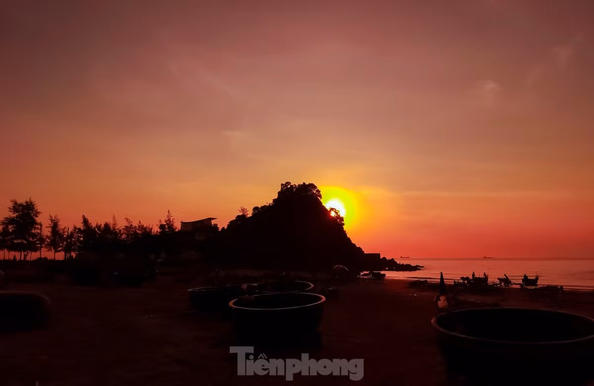 Những ngày hè, gần 5h sáng, mặt trời đã bắt đầu ló lên ở đường chân trời. Ánh sáng ửng hồng của bình minh tô thêm cho bãi biển Cửa Lò (TX. Cửa Lò, Nghệ An) một vẻ đẹp huyền ảo, thơ mộng.