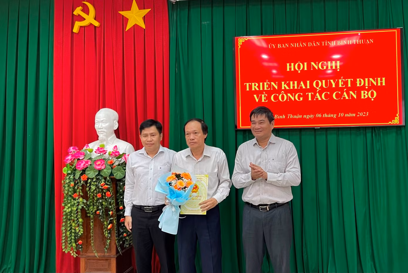 Giám đốc Sở Nội vụ Đỗ Thái Dương (phải) và Giám đốc Sở Thông tin và Truyền thông Võ Thành Công (trái) trao quyết định nghỉ hưu và hoa cho đồng chí Nguyễn Hồng Thái.