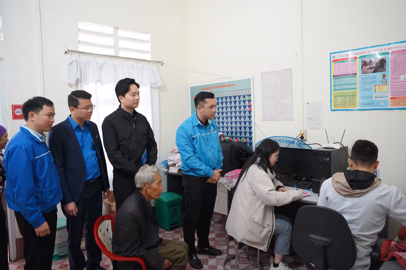 Kết thúc lễ phát động, Tỉnh Đoàn Quảng Ninh phối hợp với các bác sĩ trẻ tại Bệnh viện Đa khoa tỉnh tổ chức khám sức khỏe và cấp, phát thuốc miễn phí cho thanh thiếu nhi cùng người dân đang sinh sống tại xã đảo Vĩnh Thực.