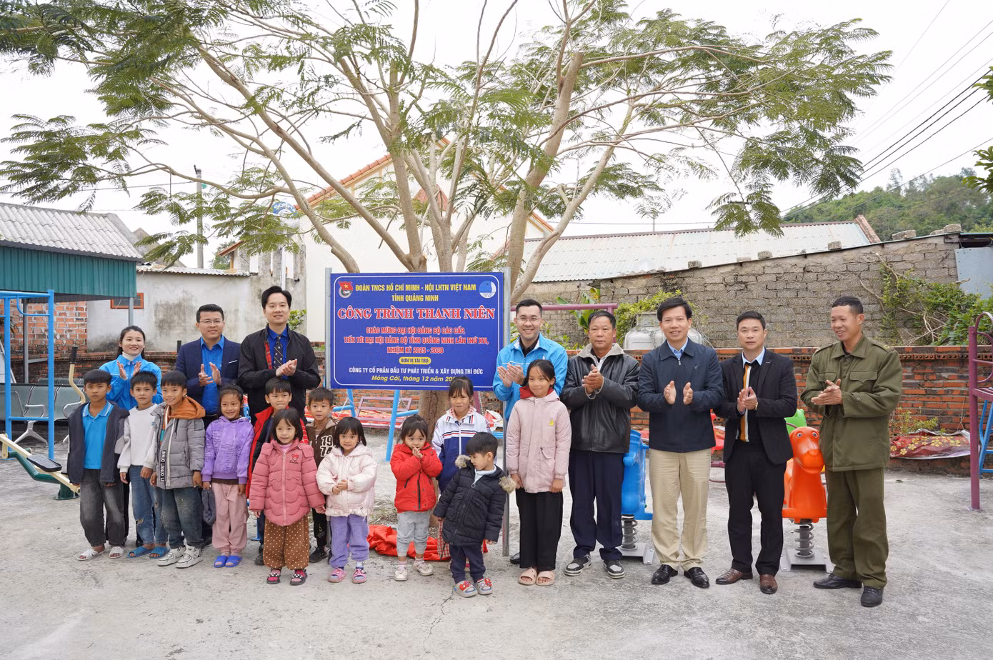 Tại chương trình, Ban Thường vụ Tỉnh Đoàn - Ban Thư ký Hội LHTN Việt Nam tổ chức gắn biển công trình thanh niên cho Sân vui chơi tại xã đảo. Đây là công trình Sân vui chơi do Tỉnh Đoàn Quảng Ninh huy động nguồn lực trao tặng trị giá 60 triệu đồng.