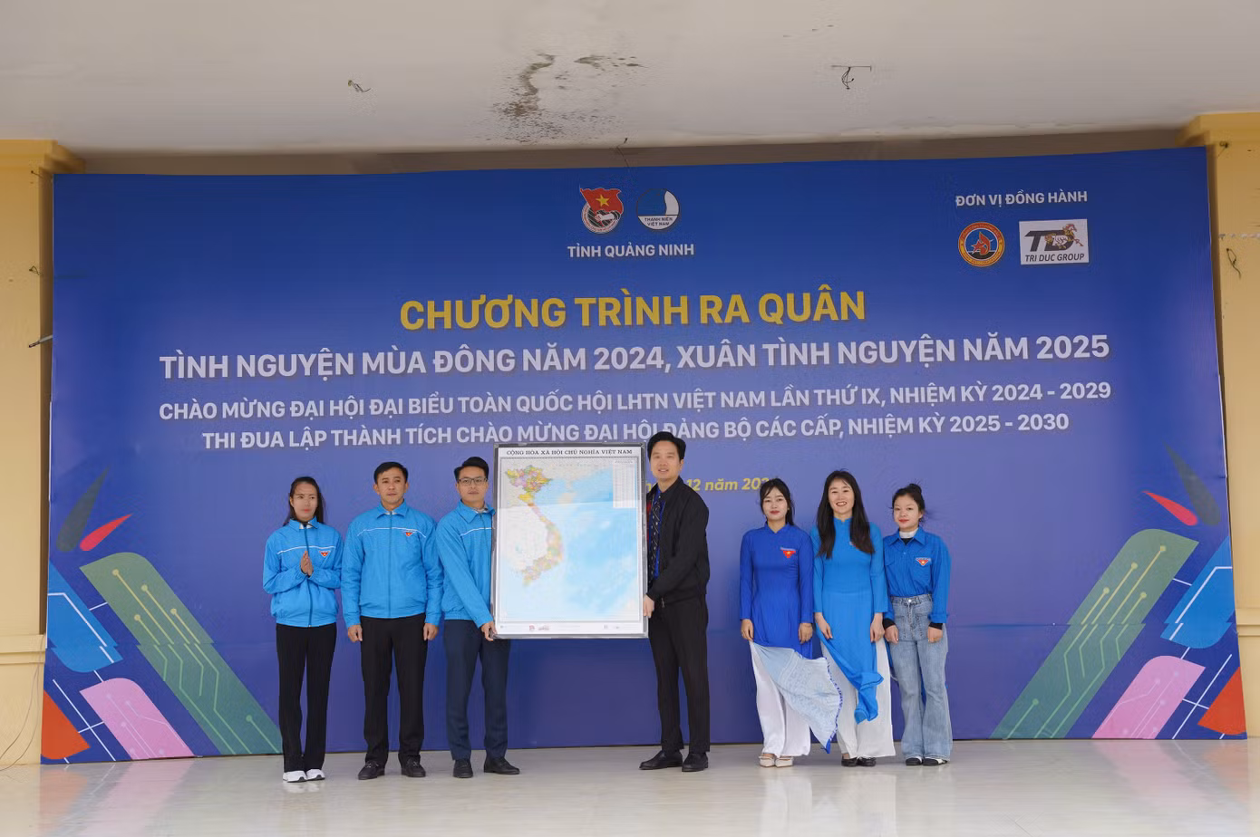 Ngoài ra, Ban thường vụ Tỉnh Đoàn Quảng Ninh trao tặng 30 tấm bản đồ "Tự hào một dải non sông" cho thanh, thiếu nhi xã đảo Vĩnh Thực và trao cờ Tổ quốc cho nhân dân xã đảo.