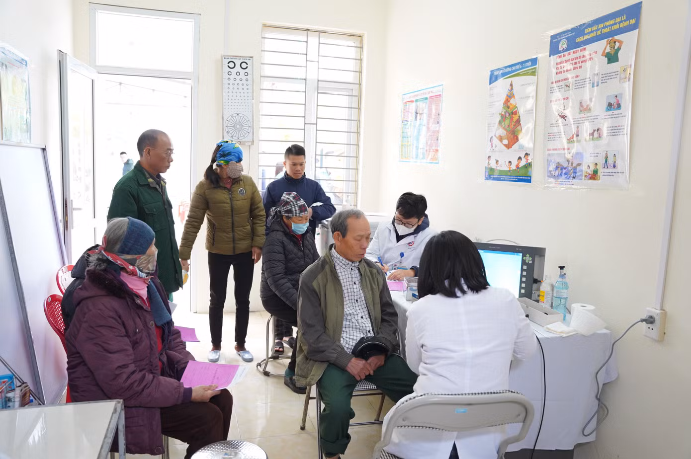 Kết thúc lễ phát động, Tỉnh Đoàn Quảng Ninh phối hợp với các bác sĩ trẻ tại Bệnh viện Đa khoa tỉnh tổ chức khám sức khỏe và cấp, phát thuốc miễn phí cho thanh thiếu nhi cùng người dân đang sinh sống tại xã đảo Vĩnh Thực.