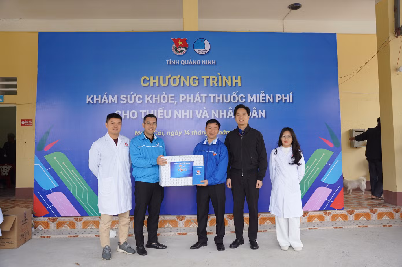 Kết thúc lễ phát động, Tỉnh Đoàn Quảng Ninh phối hợp với các bác sĩ trẻ tại Bệnh viện Đa khoa tỉnh tổ chức khám sức khỏe và cấp, phát thuốc miễn phí cho thanh thiếu nhi cùng người dân đang sinh sống tại xã đảo Vĩnh Thực.