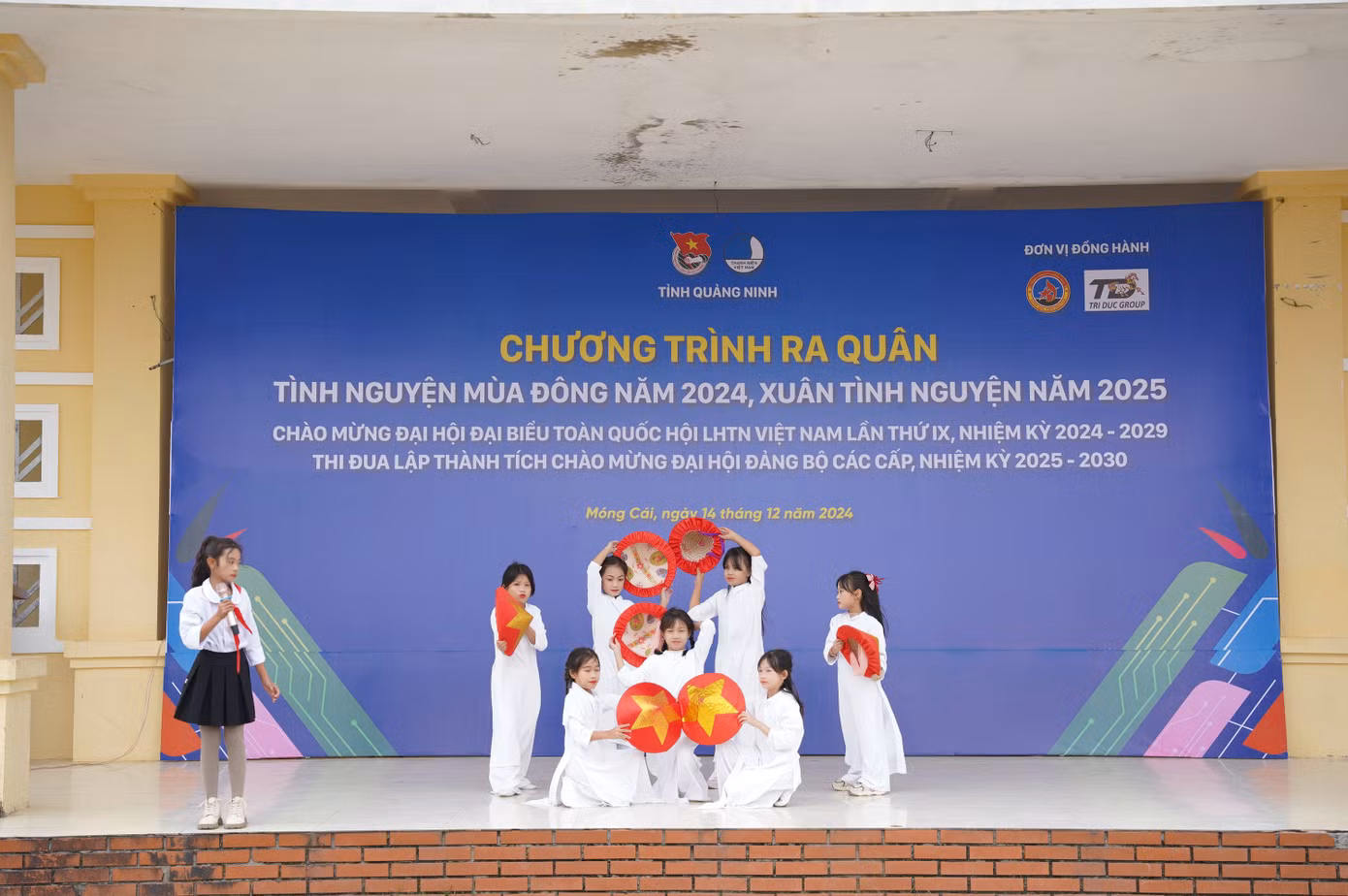 Ngày 14/12, tại xã đảo tiền tiêu Vĩnh Thực, Móng Cái, tỉnh Quảng Ninh, Ban Thường vụ Tỉnh Đoàn - Ban Thư ký Hội LHTN Việt Nam tỉnh Quảng Ninh tổ chức Chương trình ra quân “Tình nguyện mùa đông năm 2024, xuân tình nguyện năm 2025”.