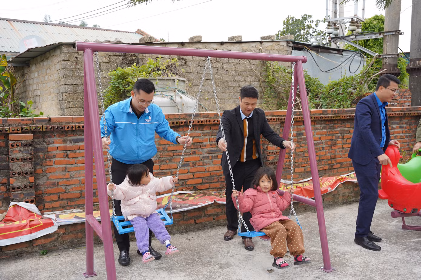 Tại chương trình, Ban Thường vụ Tỉnh Đoàn - Ban Thư ký Hội LHTN Việt Nam tổ chức gắn biển công trình thanh niên cho Sân vui chơi tại xã đảo. Đây là công trình Sân vui chơi do Tỉnh Đoàn Quảng Ninh huy động nguồn lực trao tặng trị giá 60 triệu đồng.