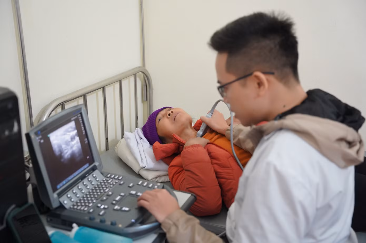 Kết thúc lễ phát động, Tỉnh Đoàn Quảng Ninh phối hợp với các bác sĩ trẻ tại Bệnh viện Đa khoa tỉnh tổ chức khám sức khỏe và cấp, phát thuốc miễn phí cho thanh thiếu nhi cùng người dân đang sinh sống tại xã đảo Vĩnh Thực.