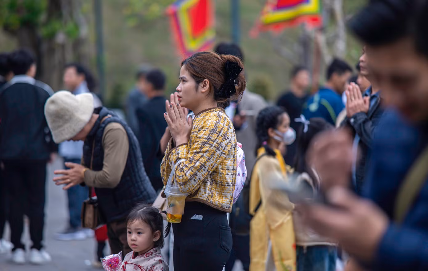 Theo thành phố Cẩm Phả, từ đầu năm 2025 đến nay, đền Cửa Ông đã đón được trên 100.000 lượt du khách đến chiêm bái. Riêng kỳ nghỉ Tết Nguyên đán Ất Tỵ 2025, đã có trên gần 15.600 lượt khách đến đây.