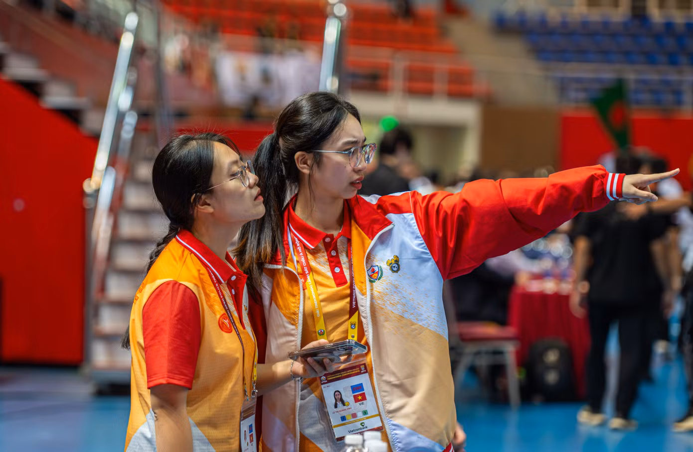Ngoài ra, các lực lượng tình nguyện viên là sinh viên của Trường Đại học Hạ Long cũng bố trí tại nhiều điểm để hướng dẫn đại biểu, vận động viên.