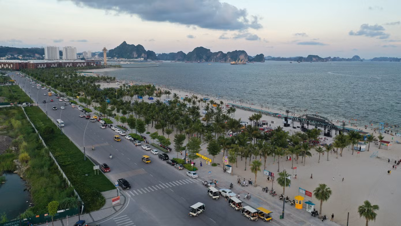 Tuyến đường Võ Nguyên Giáp nơi diễn ra các hoạt động nằm trong chương trình Carnaval hạ Long 2025. Ảnh: Quốc Nam.