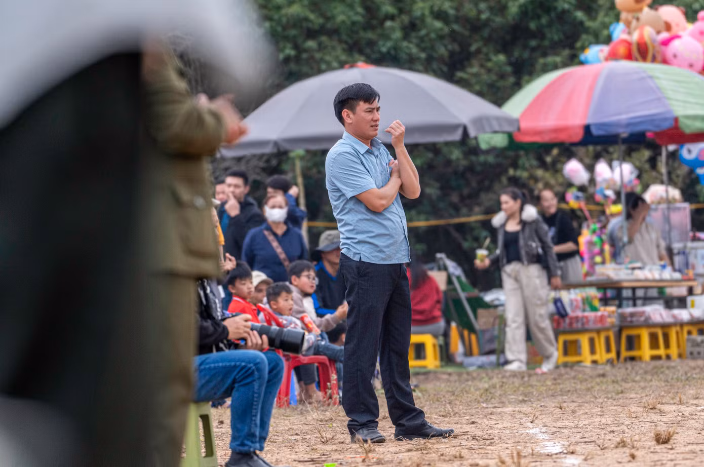 Dọc đường biên, những "Huấn luyện viên trưởng" cũng được bầu gấp rút thường là trưởng thôn hoặc cán bộ phụ trách văn-xã hoặc là chồng của nữ cầu thủ nào đó trên sân liên tiếp chỉ đạo, thay đổi chiến thuật để giúp đội bóng của mình mau chóng ghi bàn vào lưới của đối phương.