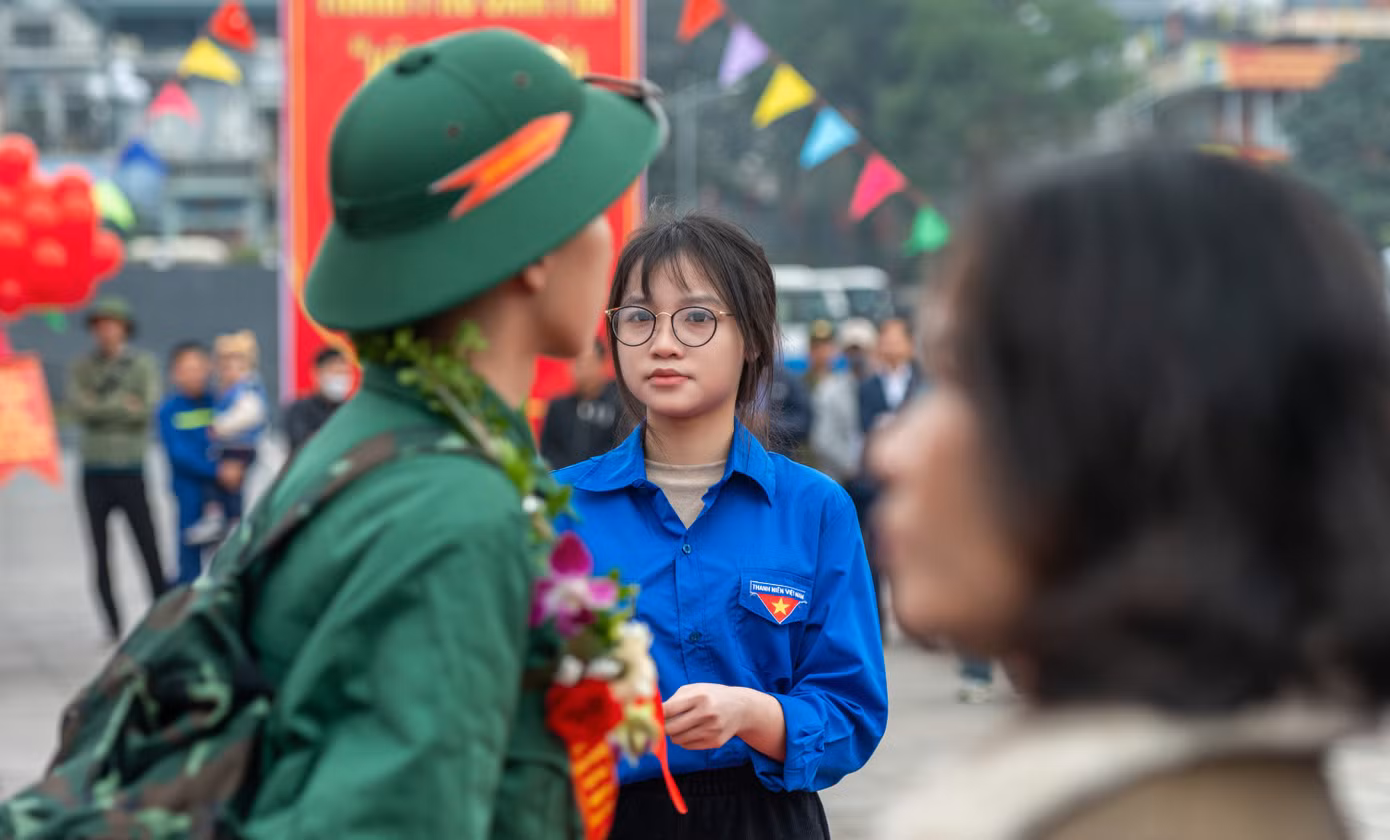 Thu Phương - đoàn viên Thành Đoàn Cẩm Phả, chia sẻ, cô cảm thấy rất xúc động khi được tham gia tiễn những thanh niên ưu tú lên đường nhập ngũ.