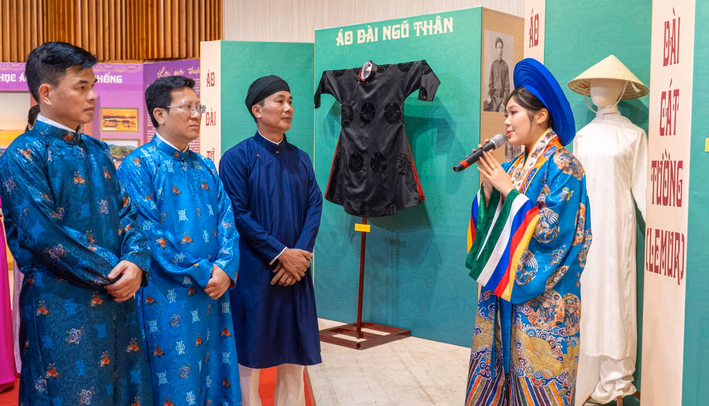Triển lãm chuyên đề Áo dài Việt Nam qua các thời kỳ lịch sử được tổ chức theo phương thức hiện đại, ứng dụng công nghệ số trong thuyết minh, trưng bày, tương tác. Toàn bộ không gian triển lãm được đầu tư công phu, khoa học, đảm bảo tính thẩm mỹ, phù hợp với các nhóm công chúng tham quan, nghiên cứu, học tập, trải nghiệm.