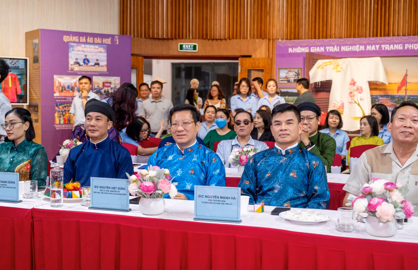 Tham dự có đại diện Sở Văn hóa, Thể thao và Du lịch tỉnh Quảng Ninh cùng thành phố Huế, các nghệ nhân may đo áo dài truyền thống của Huế.