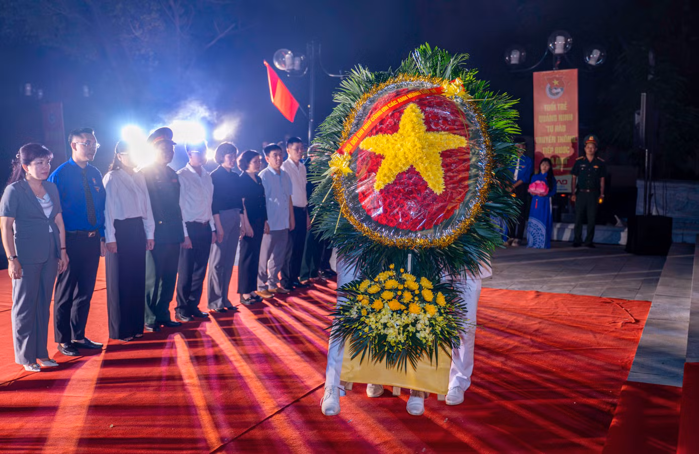 Trong không khí trang nghiêm, các đại biểu và đoàn viên thanh niên đã thành kính dâng hoa, dâng hương và thắp nến tri ân các anh hùng liệt sĩ.