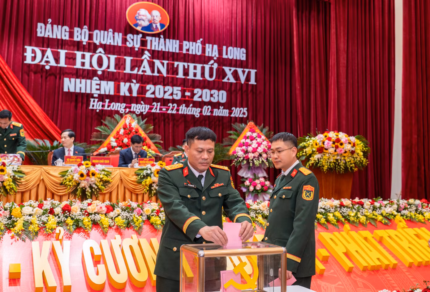Theo đó, Ban chấp hành Đảng bộ Quân sự TP Hạ Long khóa XVI gồm 5 đồng chí cùng với 2 đồng chí được Ban Thường vụ Thành ủy chỉ định tham gia Ban Chấp hành. Ông Vũ Quyết Tiến - Bí thư Thành ủy Hạ Long giữ chức Bí thư Đảng ủy Quân sự thành phố; ông Nguyễn Tiến Dũng - Phó bí thư Thành ủy, Chủ tịch UBND thành phố là Ủy viên được chỉ định tham gia BCH.