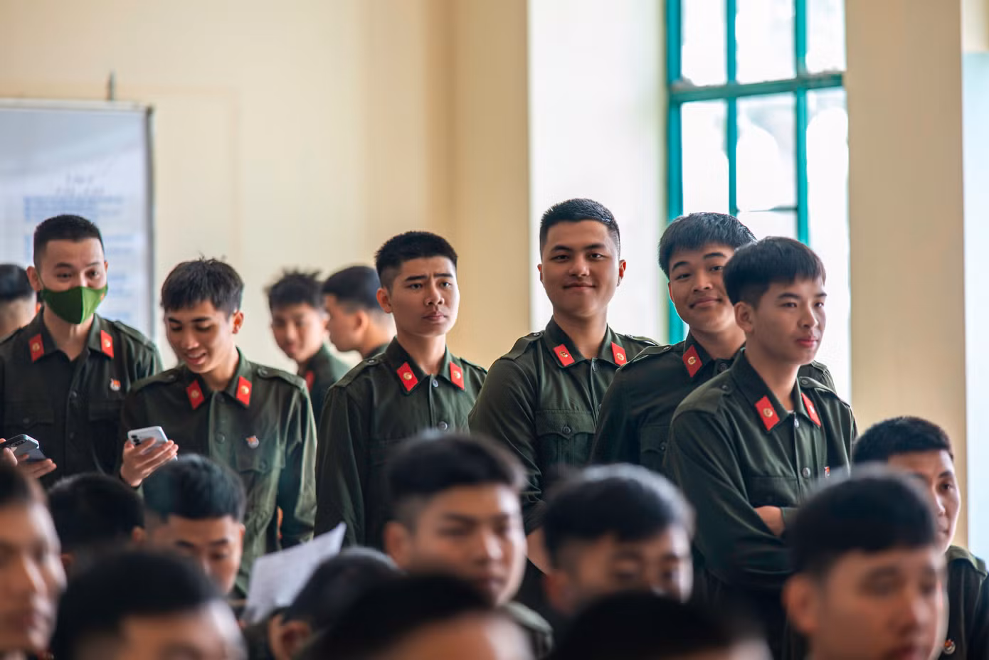 Các chiến sĩ vui vẻ xếp hàng đăng ký chờ tới lượt hiến máu.