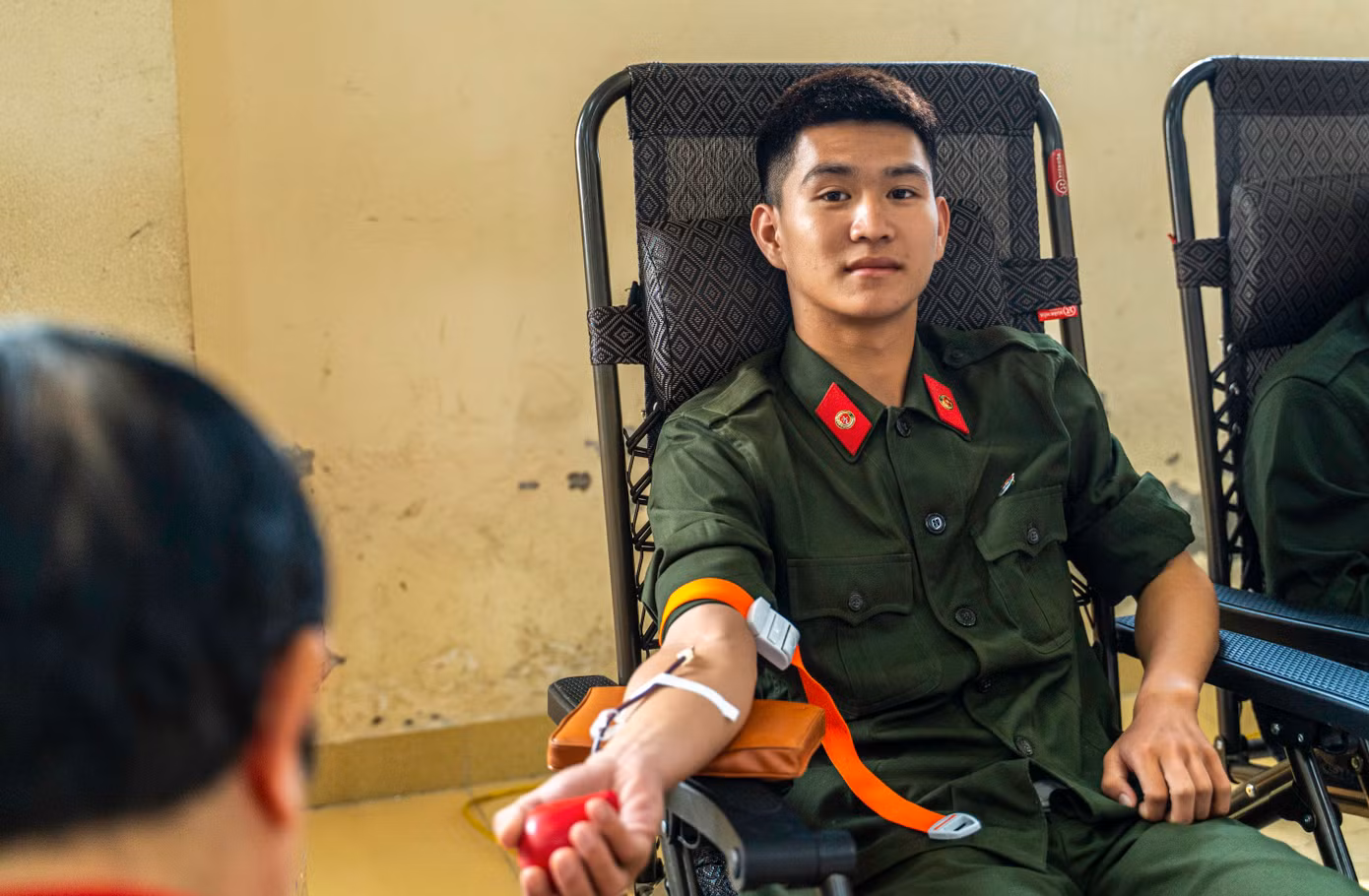 Chiến sĩ Lương Thế Anh cho biết lần đầu tham gia hiến máu nên cảm thấy rất hồi hộp.