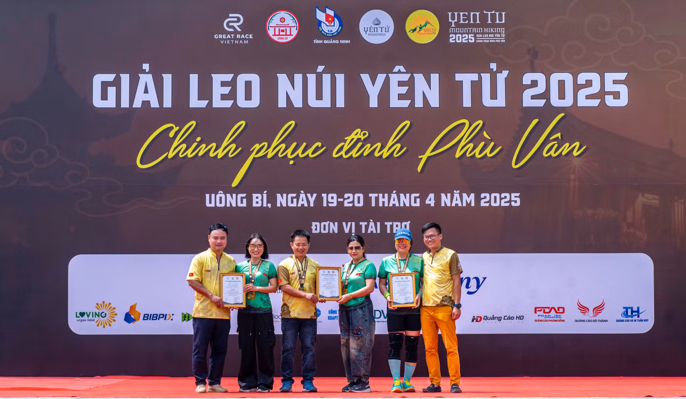 Kết thúc chặng đua, Ban tổ chức trao giải cho các vị trí top 3 và top 10 cự ly 5 km, 8 km của nam và nữ. Đại diện Hội nhà báo tỉnh Quảng Ninh cũng trao giải cho các nhà báo thuộc hội tham gia giải.