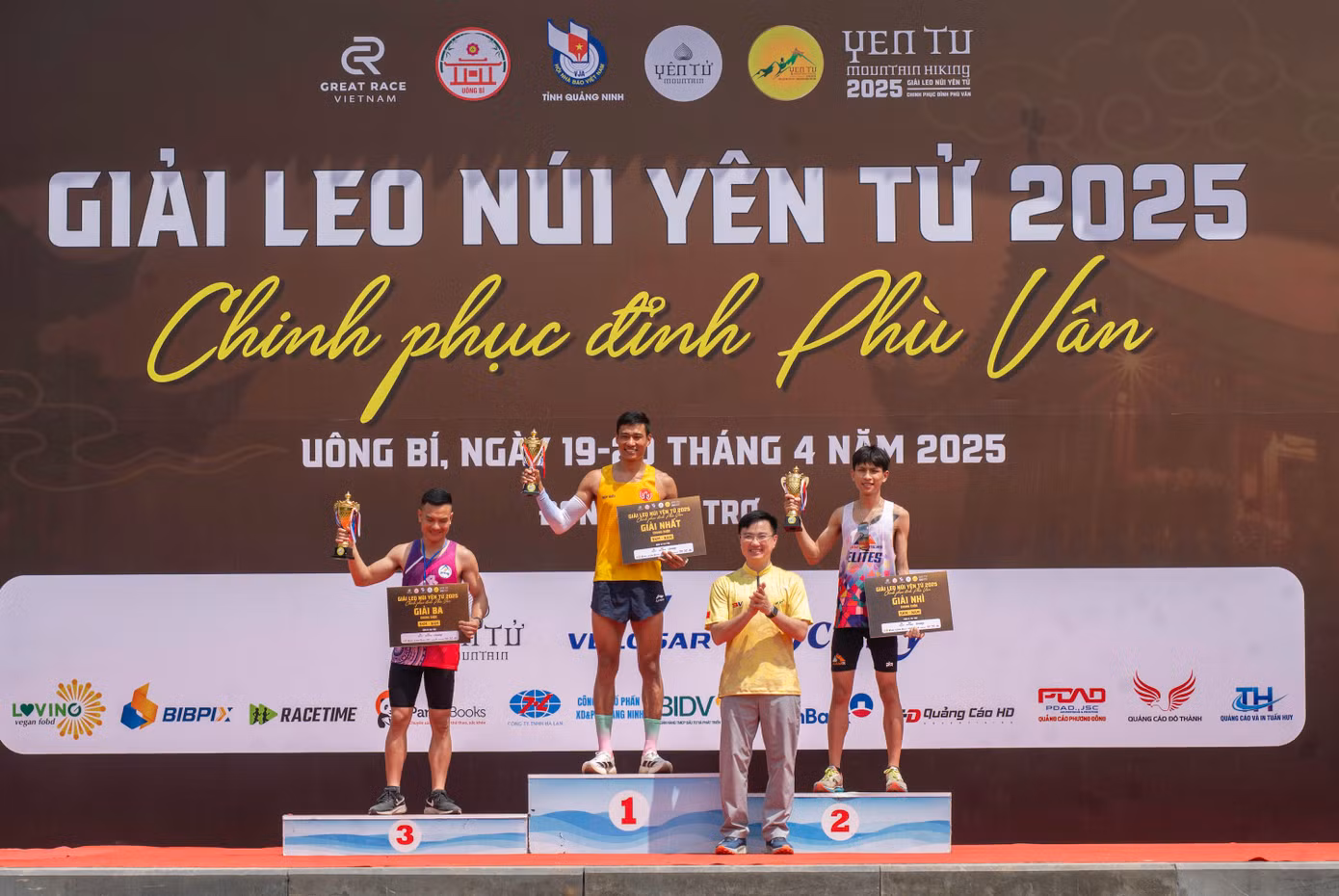 Kết thúc chặng đua, Ban tổ chức trao giải cho các vị trí top 3 và top 10 cự ly 5 km, 8 km của nam và nữ. Đại diện Hội nhà báo tỉnh Quảng Ninh cũng trao giải cho các nhà báo thuộc hội tham gia giải.