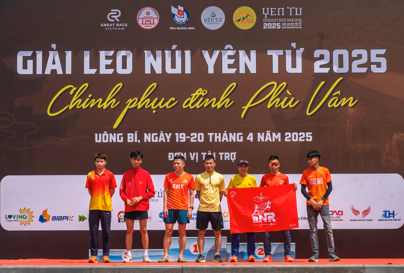 Kết thúc chặng đua, Ban tổ chức trao giải cho các vị trí top 3 và top 10 cự ly 5 km, 8 km của nam và nữ. Đại diện Hội nhà báo tỉnh Quảng Ninh cũng trao giải cho các nhà báo thuộc hội tham gia giải.