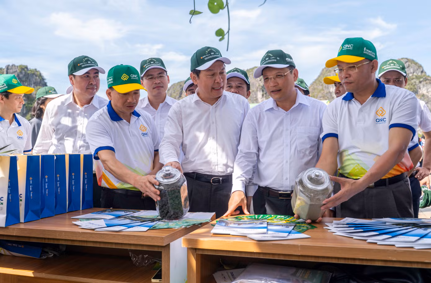 "Chủ đề Chống ô nhiễm nhựa được Liên hợp quốc lựa chọn không chỉ là một lời kêu gọi mà còn là cảnh báo cấp bách toàn cầu. Ô nhiễm nhựa đang trở thành một trong những thách thức nghiêm trọng nhất đối với môi trường sống của chúng ta và không một quốc gia nào có thể đứng ngoài cuộc chiến chống rác thải nhựa này", Thứ trưởng Lê Công Thành chia sẻ.