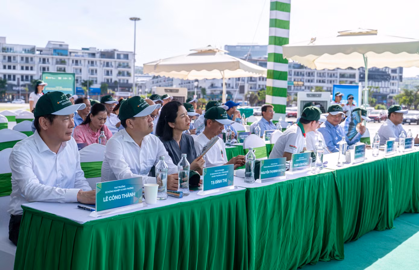 Tham dự lễ phát động có ông Lê Công Thành, Thứ trưởng Bộ Nông nghiệp và Môi trường; ông Tạ Đình Thi, Phó Chủ nhiệm Ủy ban Khoa học, Công nghệ và Môi trường Quốc hội; ông Nghiêm Xuân Cường, Phó Chủ tịch UBND tỉnh Quảng Ninh; hơn 1.000 đại biểu là đại diện lãnh đạo một số ban, bộ, ngành Trung ương và địa phương cùng đại diện các tổ chức quốc tế và nhân dân trong tỉnh Quảng Ninh.
