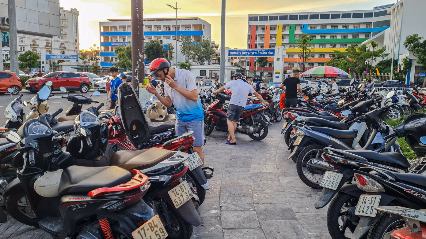 Theo người dân sinh sống gần bãi tắm, hàng ngày có hàng nghìn phương tiện đổ về các bãi xe dọc bãi tắm. Tình trạng chiếm dụng vỉa hè làm bãi đỗ xe cũng kéo dài trong nhiều năm đổ về đây.