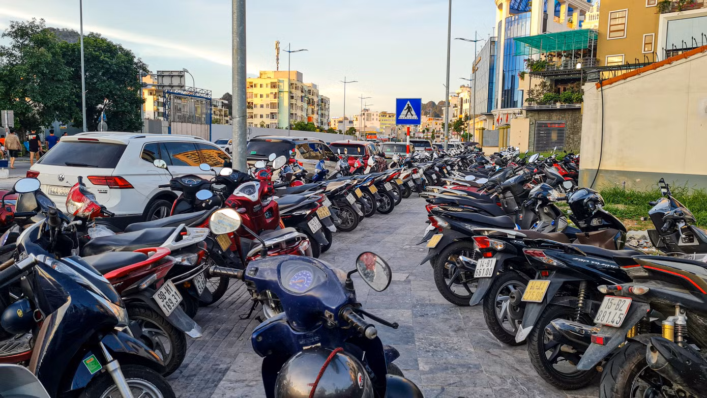 Đến khoảng 17h chiều, các bãi đỗ xe trước cửa trường liên cấp Lê Thánh Tông và cuối đường Lê Thanh Nghị đã chật kín phương tiện đến gửi.